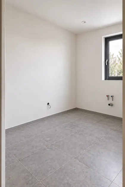 Boyası yapılmış, dolapları bekleyen mutfak